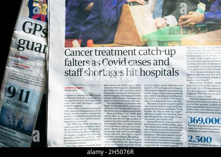 « le rattrapage des traitements contre le cancer faiblit alors que les cas Covid et les pénuries de personnel frappent les hôpitaux » le journal Guardian Headline NHS article 22 octobre 2021 Londres UK Banque D'Images