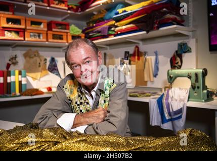 Owe Sandstrom, designer responsable des célèbres tenues de scène d'ABBA entre 1973 et 1981, photographié à Stockholm, Suède le 26 octobre 2021. Photo : Lotte Fernvall / Aftonbladet / TT code 2512 Banque D'Images