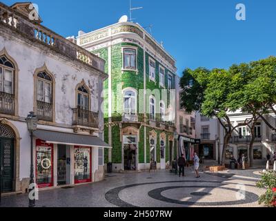 Place Luis de Camoes au coeur de Lagos Portugal avec un célèbre bâtiment de tuiles vertes dans le centre historique de cette ville d'algarve le matin Banque D'Images