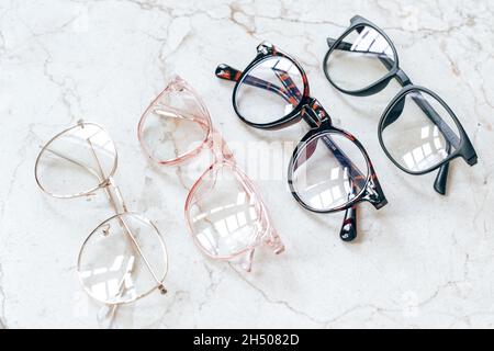 Lunettes modernes à écran bloquant la lumière bleue isolées dans un studio blanc. Banque D'Images