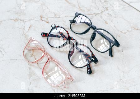 Lunettes modernes à écran bloquant la lumière bleue isolées dans un studio blanc. Banque D'Images