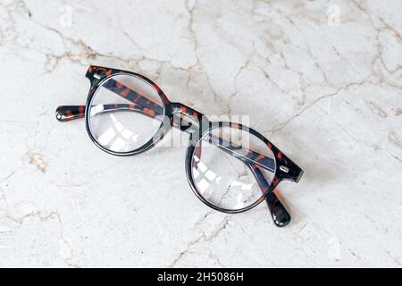 Lunettes modernes à écran bloquant la lumière bleue isolées dans un studio blanc. Banque D'Images