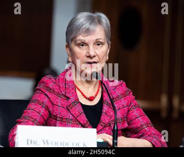 Janet Woodcock, commissaire intérimaire, United States Food and Drug Administration, prenant la parole à l'audience du Comité sénatorial de la santé, de l'éducation, du travail et des pensions. Banque D'Images