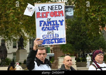 Londres, Royaume-Uni.5 novembre 2021 : les protestations familiales contre l'adoption de la force dans les foyers de soins sont maltraitées, le trafic d'enfants et l'exploitation.Réforme des tribunaux de la famille et de la protection de l'enfance sur la place du Parlement, 2021-11-05, Londres, Royaume-Uni.Crédit : Picture Capital/Alamy Live News Banque D'Images