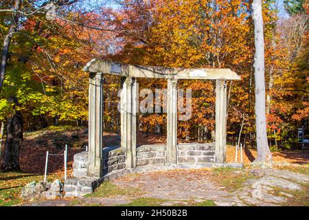 Ruines devant les couleurs de l'automne dans le parc de la Gatineau, Québec, Canada Banque D'Images