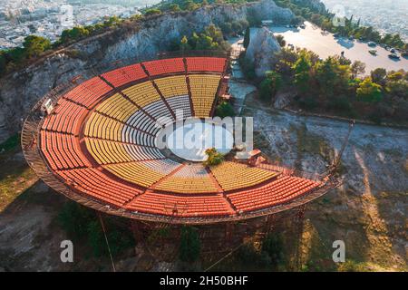 Vue aérienne du bâtiment Odeon sur la colline du Lycabette à Athènes, Grèce Banque D'Images