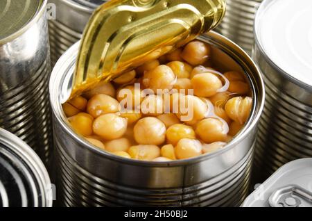 Pois chiches en conserve dans une boîte ouverte. Aliments non périssables Banque D'Images