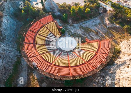 Vue aérienne du bâtiment Odeon sur la colline du Lycabette à Athènes, Grèce Banque D'Images