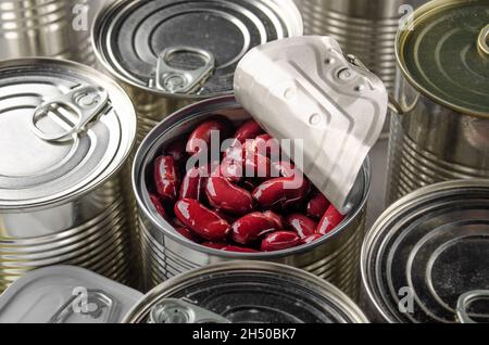 Boîte de haricots rouges en boîte dans une boîte ouverte. Aliments non périssables Banque D'Images