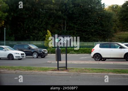 Merci de signer chez Starbucks et parking à Hexham, Northumberland, Angleterre, Royaume-Uni Banque D'Images