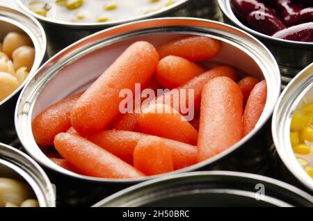 Boîte de carottes en boîte ouverte. Aliments non périssables Banque D'Images