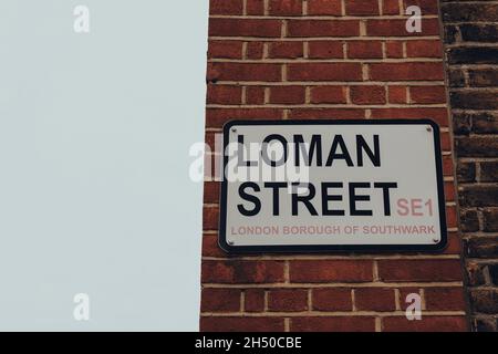 Londres, Royaume-Uni - 17 octobre 2021 : panneau de nom de rue sur Loman Street à Southwark, région qui abrite la gare de London Bridge et les attractions du SH Banque D'Images