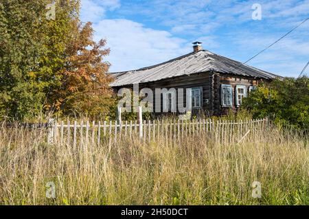 Carélie, Russie - 20 septembre 2021, maison en bois avec une grange près de la réserve nationale 'Ladoga Skerries' à Carélie, à la frontière avec la Finlande Banque D'Images