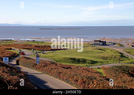 Vue sur le parking « River Mouth » vers le rocher rocheux de Tuskers, visible uniquement aux basses marées, avec l'épave clairement visible sur la gauche. Banque D'Images