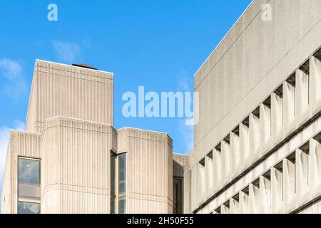 Architecture brutaliste, Stopford House à Stockport, Manchester, photographie montrant le design angulaire. Bureau du Conseil de Stockport, bureaux Banque D'Images