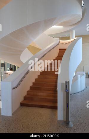 Escalier en colimaçon à l'intérieur de la TOUR LUMA, Art Gallery & Arts Centre, conçu par Frank Gehry, Arles Provence France Banque D'Images