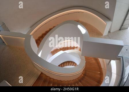 Escalier en colimaçon reflété dans le plafond tournant miroir à l'intérieur de la TOUR LUMA, Art Gallery & Arts Centre, conçu par Frank Gehry, Arles Provence France Banque D'Images