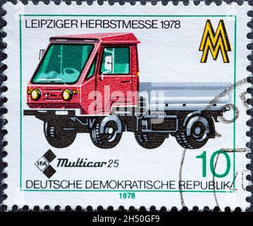 ALLEMAGNE, DDR - VERS 1978 : timbre-poste de l'Allemagne, RDA montrant un pick-up IFA « Multicar M 25 ».Foire d'automne de Leipzig 1978 Banque D'Images