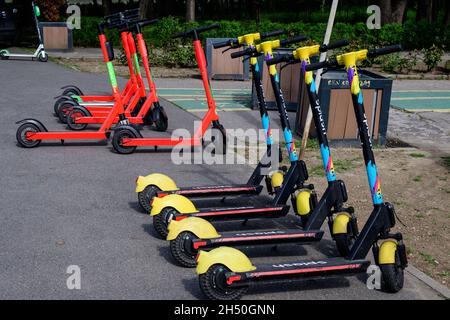 Bucarest, Roumanie, 30 avril 2021 : Splash Electric scooters for located using a Dedicated mobile application, available for Citizens and touristes in Th Banque D'Images