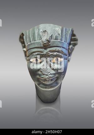 Statue égyptienne d'un roi à la fin de la 11e dynastie, vers 2000-1900 av. J.-C., graywack.Musée du Louvre inv E10299.Roi (coiffure de nemes, ura Banque D'Images