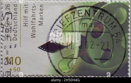 ALLEMAGNE - VERS 2001 : un timbre-poste de l'Allemagne, montrant un rouleau de film vert sur un timbre postal de don de charité Banque D'Images