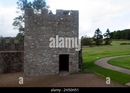 Tours de la section reconstruite du mur d'Hadrien'a avec des ruines romaines au fort de Vindolanda et au musée, moulin de Bardon, Hexham, Northumberland, Angleterre,ROYAUME-UNI Banque D'Images