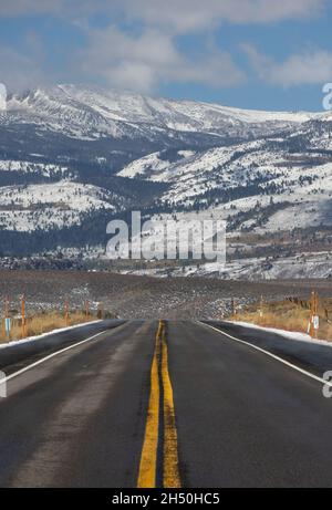 L'autoroute mène aux montagnes enneigées de l'est de la sierra Banque D'Images