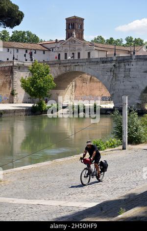 Italie, Rome, Tibre, pont Ponte Cestio, vélo Banque D'Images