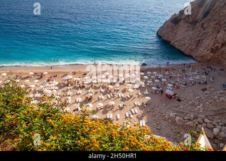 Les gens se détendent sur la plage.Natation personnes en mer.Vue imprenable sur la plage de Kaputas entre Kas et Kalkan.La meilleure plage de Turquie avec une eau turquoise Banque D'Images