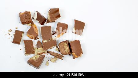 divers morceaux de chocolat doux et savoureux isolés sur blanc.vue de dessus. Banque D'Images