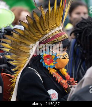 COP26 Fridays for future, Climate Strike, Kelvingrove Park, Glasgow, Royaume-Uni. 5th novembre 2021. Les militants écologistes ont lancé un appel de ralliement aux Glaswegians et à d'autres pour qu'ils rejoignent la manifestation. Organisé par vendredi pour l'Écosse future, avec des participants marchant à 11,30am du parc Kelvingrove à la place George, terminant la marche aux alentours de 2,40pm pour les discours à la place George. Banque D'Images