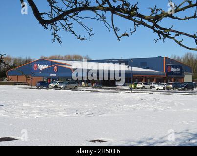 Le magasin Range dans la neige lors d'une journée d'hiver ensoleillée dans le Lincolnshire DE BOSTON, Banque D'Images