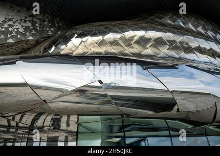 Détails de la façade de la Philharmonie de Paris, salle de concert de Paris au Parc la Villette, Paris, France Banque D'Images