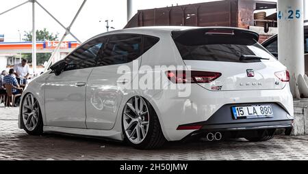 Antalya, Turquie - 08.25. 2021: Siège blanc Leon FR Facelift avec tunning Lowride à la rue de la Turquie Banque D'Images
