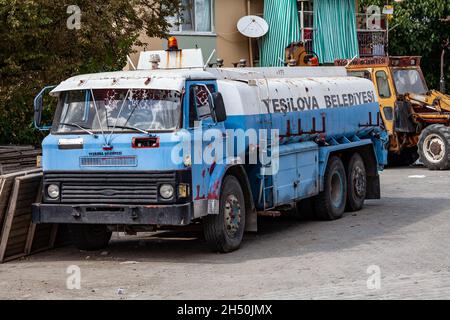 Antalya, Turquie - 08.25. 2021: Un camion d'eau bleu vintage en turquie Banque D'Images