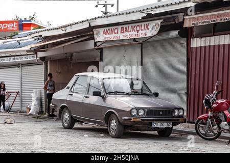 Antalya, Turquie - 08.25. 2021: Gris Renault 12 dans la rue pendant un été chaud Banque D'Images