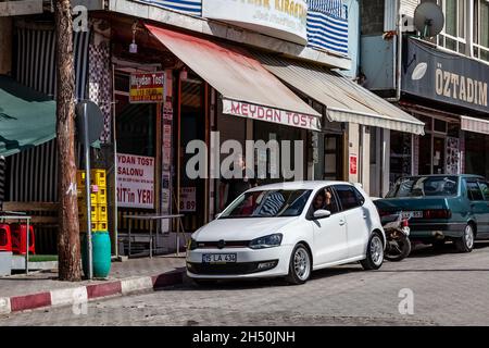 Antalya, Turquie - 08.25. 2021: Une voiture Volkswagen Polo blanche garée en bord de route Banque D'Images