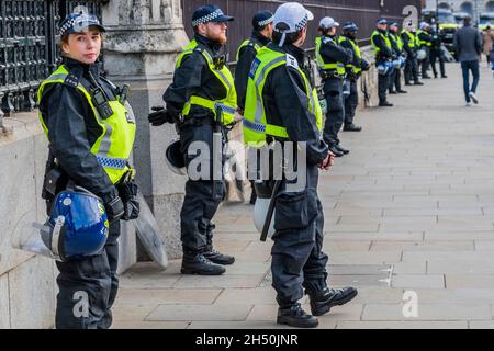 Londres, Royaume-Uni.5 novembre 2021.La présence de la police est forte et préventive avec des boucliers anti-émeutes et des casques à la disposition, bien que les officiers aient été généralement refait - Une petite anti-vaccination, anti-verrouillage, la liberté de protestation sur la place du Parlement dans la nuit Guy Fawkes.Crédit : Guy Bell/Alay Live News Banque D'Images