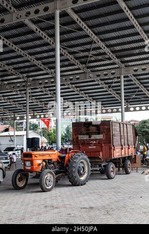 Antalya, Turquie - 08.25. 2021: Vieux tracteur orange de marque Turk Fiat Banque D'Images