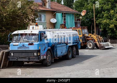 Antalya, Turquie - 08.25. 2021: Un camion d'eau bleu vintage en turquie Banque D'Images