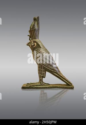 Ancienne statuette de bronze égyptien de Horus comme un faucon, 664-332 av. J.-C., incrustée d'or.Musée du Louvre.Horus ou elle, Heru, Hor, Har dans l'Égypte antique Banque D'Images