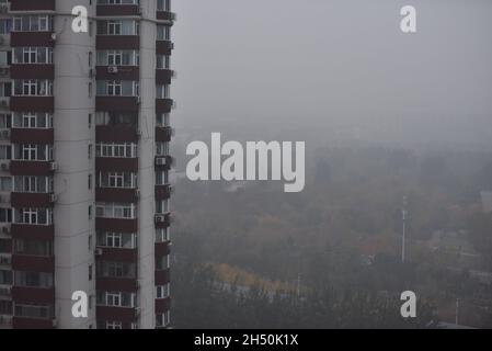 Pékin, Chine.05ème novembre 2021.Le ciel au-dessus de Pékin est entouré d'une épaisse pollution de l'air et la visibilité est très faible.selon les médias, vers 13 heures le 5 novembre, l'indice de qualité de l'air de Beijing était de 204, qui a atteint le niveau de pollution grave.Le principal polluant dans l'air est les PM2,5.Crédit : SOPA Images Limited/Alamy Live News Banque D'Images