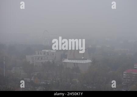 Pékin, Chine.05ème novembre 2021.Le ciel au-dessus de Pékin est entouré d'une épaisse pollution de l'air et la visibilité est très faible.selon les médias, vers 13 heures le 5 novembre, l'indice de qualité de l'air de Beijing était de 204, qui a atteint le niveau de pollution grave.Le principal polluant dans l'air est les PM2,5.Crédit : SOPA Images Limited/Alamy Live News Banque D'Images