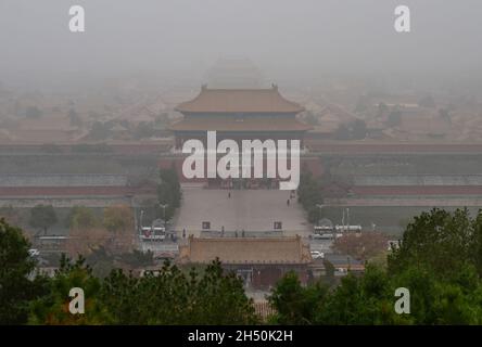 Pékin, Chine.05ème novembre 2021.Le Musée du Palais de Beijing est entouré d'une épaisse brume de pollution de l'air.selon les médias, vers 13 heures le 5 novembre, l'indice de qualité de l'air de Beijing était de 204, qui a atteint le niveau de pollution grave.Le principal polluant dans l'air est les PM2,5.Crédit : SOPA Images Limited/Alamy Live News Banque D'Images