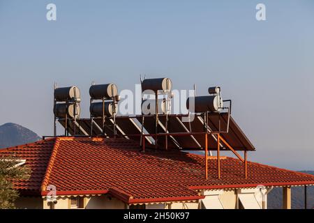 Panneaux solaires et système de chauffage de l'eau sur le toit des bâtiments turcs.Problèmes environnementaux. Banque D'Images