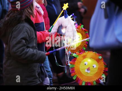 Duisburg, Allemagne.05ème novembre 2021.Les parents et les enfants marchent dans le centre-ville avec des lanternes pendant la procession de Saint-Martin.La procession de Duisburg St. Martin est l'une des premières processions de Rhénanie-du-Nord-Westphalie cette année.Credit: Oliver Berg/dpa/Alay Live News Banque D'Images