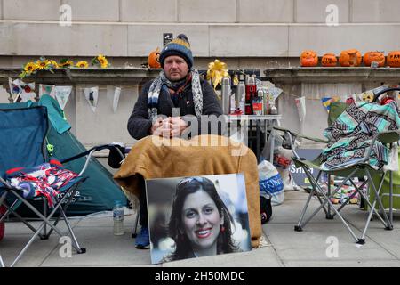 Londres, Royaume-Uni, 5 novembre 2021 : Richard Ratcliffe, le jour 13 de sa grève de la faim en dehors du Foreign Office du Royaume-Uni, pour exiger une action du gouvernement britannique à Banque D'Images