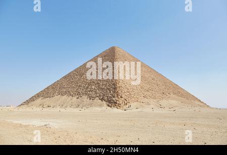 La Pyramide rouge de Dahshur, construite par le Pharaon Sneferu de la 4e dynastie, est considérée comme la première 'vraie pyramide' d'Égypte Banque D'Images
