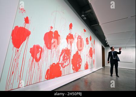 New York, États-Unis.05ème novembre 2021.Le président de l'Art contemporain de Sotheby's Gregoire Billault se tient devant la peinture de Cy Twombly lors d'une présentation de la presse pour Sotheby's Marquee Evening Sales, avec la collection Macklowe, New York, NY, 5 novembre 2021.La collection de 35 lots comprend des peintures par l'argent, Frida Kahlo, Andy Warhol est estimé à apporter plus de 400 MILLIONS de dollars le 15 novembre.(Photo par Anthony Behar/Sipa USA) crédit: SIPA USA/Alay Live News Banque D'Images