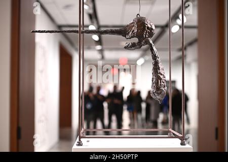 New York, États-Unis.05ème novembre 2021.La sculpture « le New » d'Alberto Giacometti à l'avant-première de Sotheby's Marquee Evening Sales, avec la collection Macklowe, New York, NY, 5 novembre 2021.La collection de 35 lots comprend des peintures par l'argent, Frida Kahlo, Andy Warhol est estimé à apporter plus de 400 MILLIONS de dollars le 15 novembre.(Photo par Anthony Behar/Sipa USA) crédit: SIPA USA/Alay Live News Banque D'Images